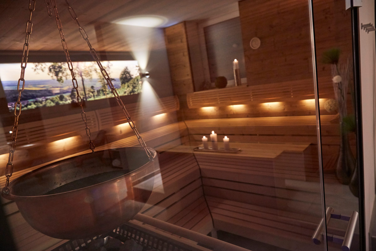 Finnische Sauna mit Kräuterkessel